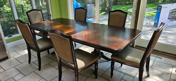 Photo Raymour And Flanigan Bay City Dining Room $900