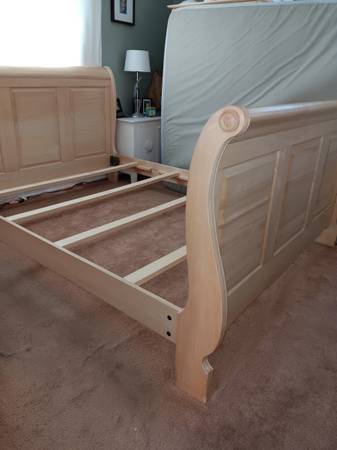 Photo Solid Pine Queen Sleigh Bed $125