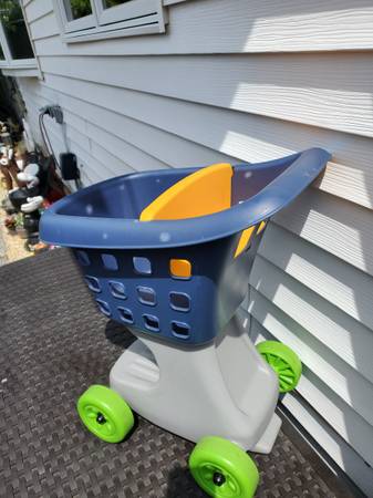 Photo Step 2 Grocery Cart $10