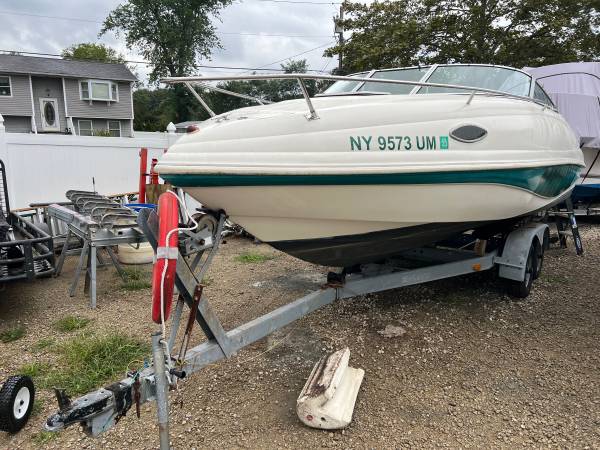 Photo Tandem trailer and four wins boat no motor just outdrive $800
