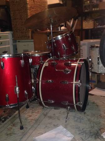 Photo Vintage Pearl drum set $300