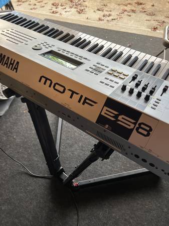 Photo Yamaha Motif ES8 88 Keyboard Workstation $1,500