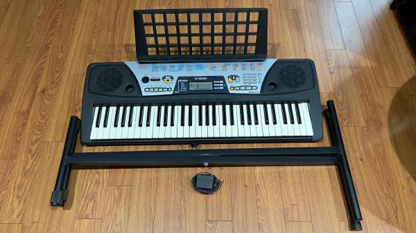 Photo Yamaha PSR-175 61-key portable keyboard and stands $90