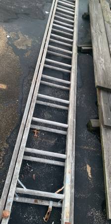Photo old wooden ladder