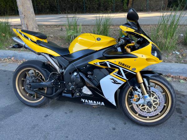 Photo 06 YAMAHA R1 LE (LIMITED EDITION) Numbered out of 500 made 50TH ANNIV $13,500