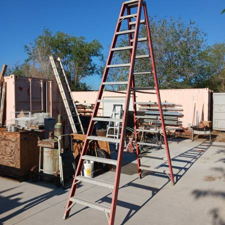 Photo 12 ft step ladder $300