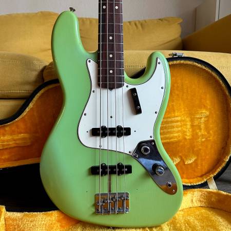 Photo 1985 Fender American Vintage 62 Jazz Bass Seafoam Green $3,300