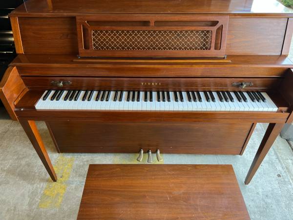 Photo 1989 Yamaha M304T console piano $2,000