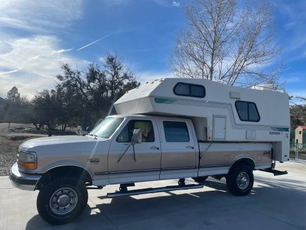 1993 Northern Lite Truck Camper 9’6 Fiberglass bigfoot lightweight