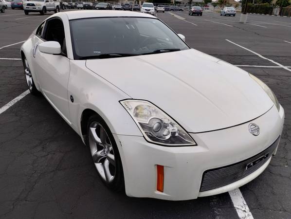 Photo 2006 Nissan 350z. Rare pearl white. Clean title very fast and nice . $8,950