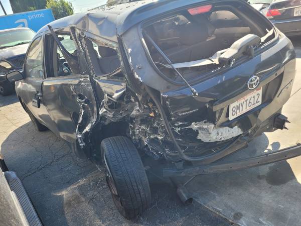 Photo 2006 Toyota matrix hit from the back $1,200