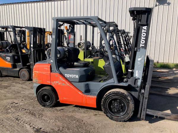 Photo 2013 Toyota Forklift Three Stage Pneumatic Tire 4 Wheel Sit Down