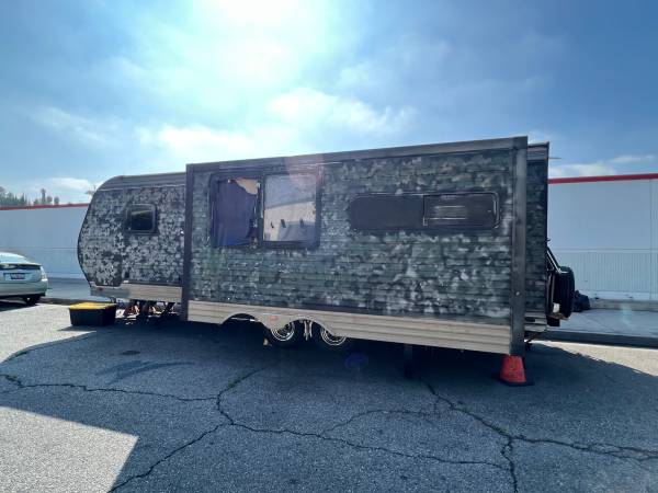 Photo 2015 CAMO PACIFIC COACHWORKS RLSS TRAVEL TRAILER FOR SALE AS IS $5,000
