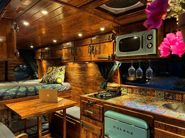 Photo 2022 BRAND NEW MERCEDES BENZ SPRINTER 4X4 GORGEOUS CONVERSION - $189,000 (HOLLYWOOD)
