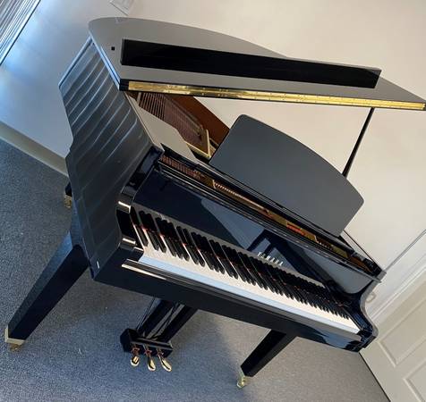 61 Black YAMAHA Grand Piano G3 , Like new $12,500