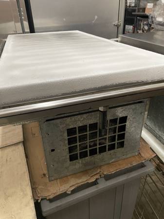 Photo ATLAS METAL - 39 Drop-In Frost Top Refrigerated Self Contained $850