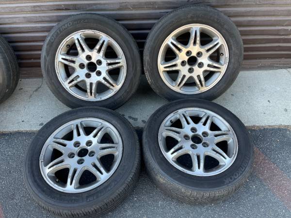 Photo Acura or Honda 16 inch aluminum wheels and old tires 5 on 4.5 lugs $200