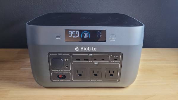Photo BioLite BaseCharge 1500 Power Station with 100w Solar Panel $700