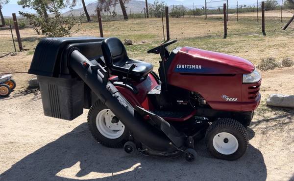 Photo Craftsman Riding Mower Tractor GT5000 with bagger attachment $2,600