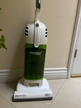 Photo EUREKA Super Lite vacuum - Bagless Upright - Vacuum Cleaner $40