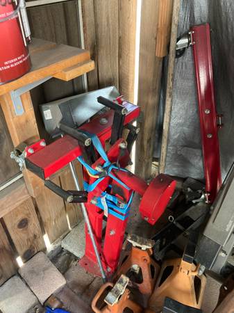 Photo Engine stand and floor jack $1