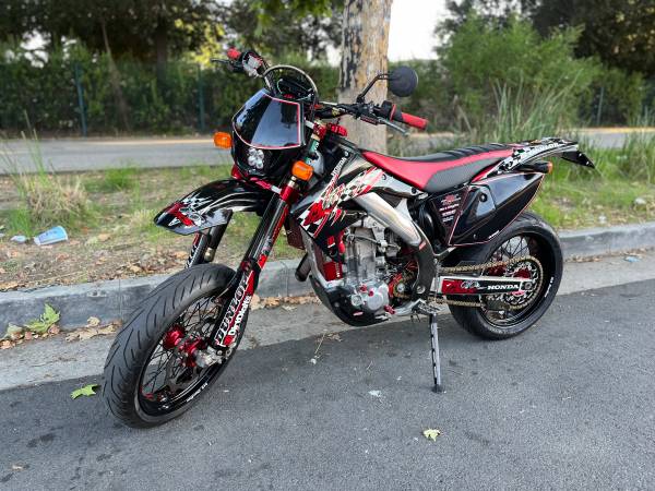 Photo HONDA CRF 450X SUPERMOTO sticker  start. Show bike $7,500