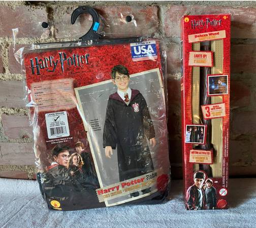 Photo Harry Potter Gryffindor Robe  Deluxe wand  glasses $25
