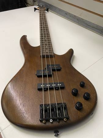 Photo Ibanez Gio Series GSR200B Electric Bass Guitar $175