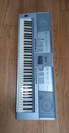 Photo LOCAL PICK UP ONLY Yamaha Portable Grand DGX205 keybord piano READ DET $99