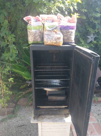 Photo Masterbuilt Electric smoker with cover $100
