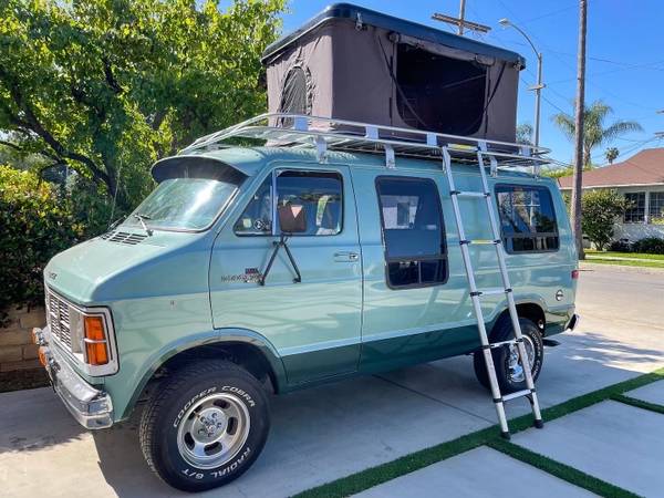 Photo NEVER USED POP UP ROOFTOP TENT $900