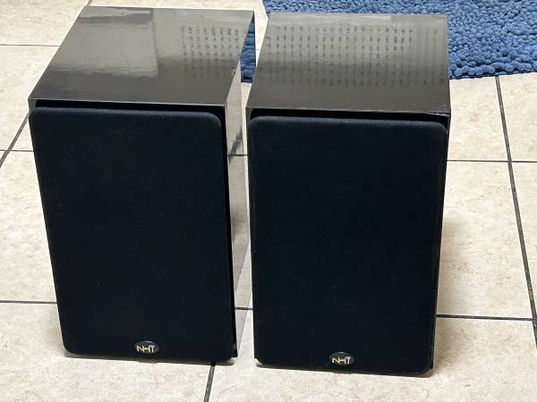 Photo NHT (Now Hear This) SuperOne Home Theater Bookshelf Pair Speakers $75