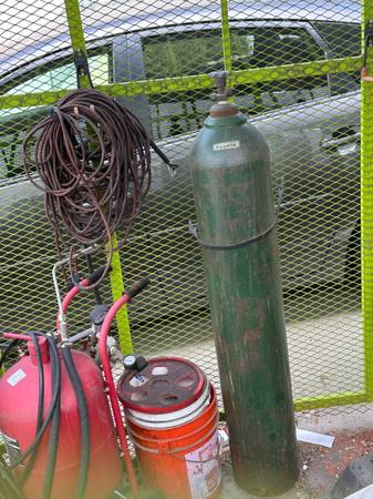 Photo Oxygen tank for welding almost 5ft $300