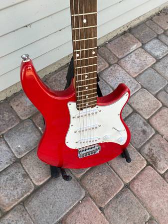 Photo Peavey Raptor Plus - Korean- Red Stratocaster with Gig Bag $125