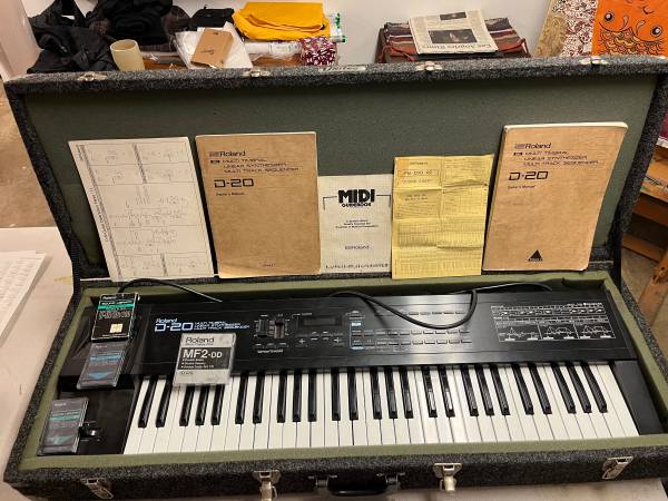 Photo Roland D 20 Keyboard Synthesizer Sequencer $250