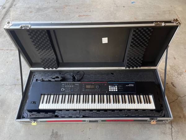 Photo Roland Juno DS 88 keyboard w ATA Flight Case $1,300