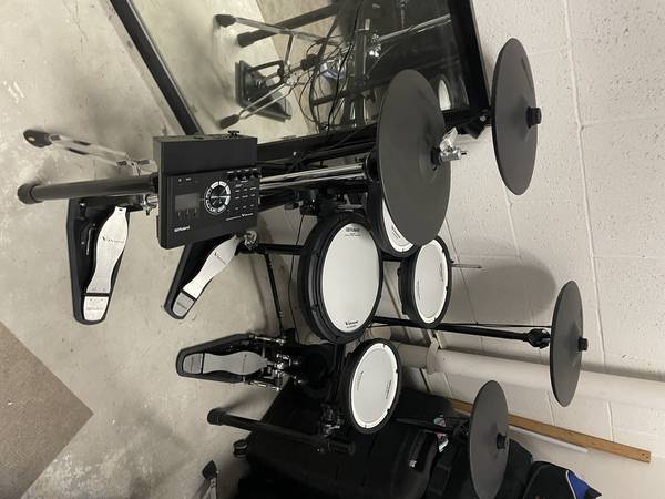 Photo Roland V-Drums TD-17KVX Electronic Drum Set  Hi Hat Double Base Thron $2,500