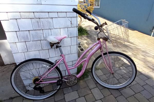 schwinn pink beach cruiser