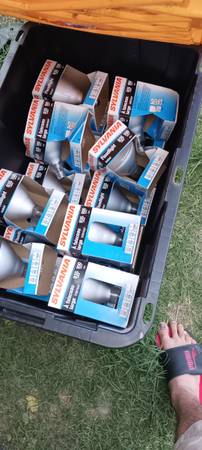 Photo Selling 250 different types of light bulbs, you choose your offer $1