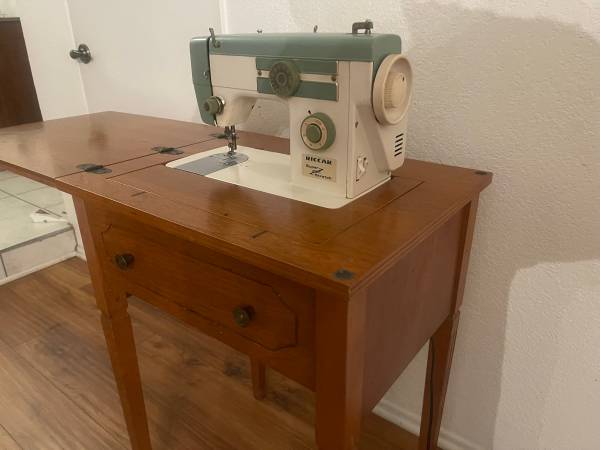 Photo Sewing machine similar to Singer comes with wood table extendable top $189