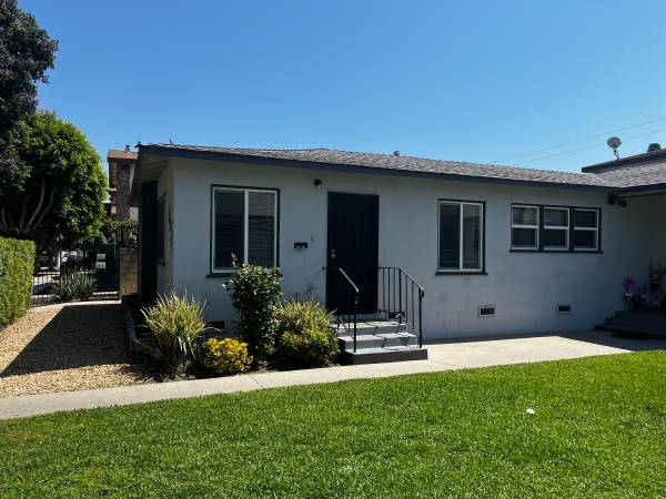 Spacious 2-bed front house in Long Beach $2,000