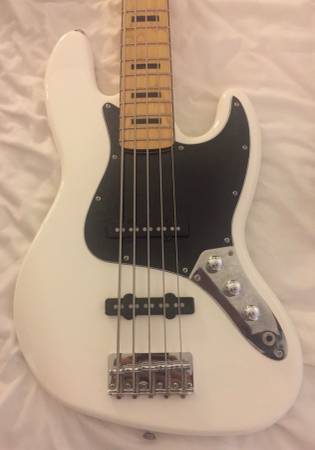 Photo Squire Bass Fender 5 string Vintage modified olympic white new $500