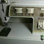 Photo Vintage Singer Sewing Machine Model 690U w Magic Bobbin  Case $150