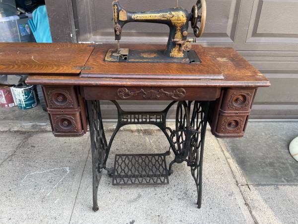 Photo Vintage Singer sewing machine - amazing $300