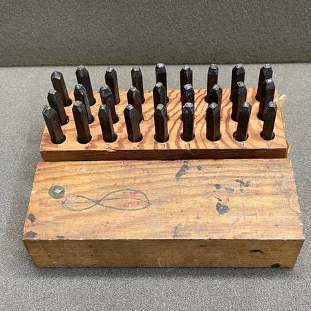 Photo Vintage Young Bros 27 Pc 332 Gruv Grip Steel Sts Letter Punch Set $50