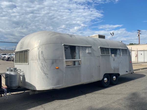 Photo Vintage airstream cing trailer guest room located in Santa Ana $34,000