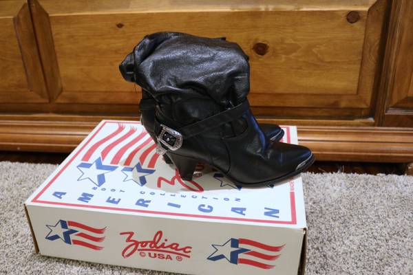 Photo Women Size 8M - Vintage Leather Zodiac Boots $85