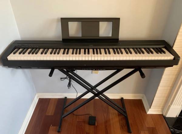 Photo Yahama p71B 88-Key weighted Action piano W Sustain pedal  Black $400
