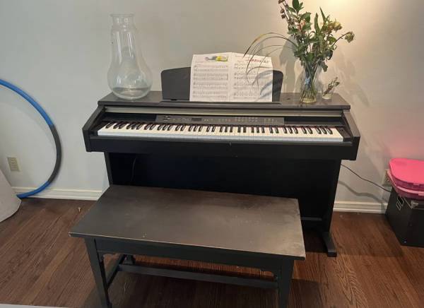Photo Yamaha 88-Key Piano with Bench - Rosewood (YDP-223) $550