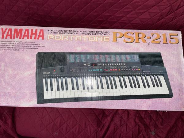 Photo Yamaha Electronic Keyboard $90